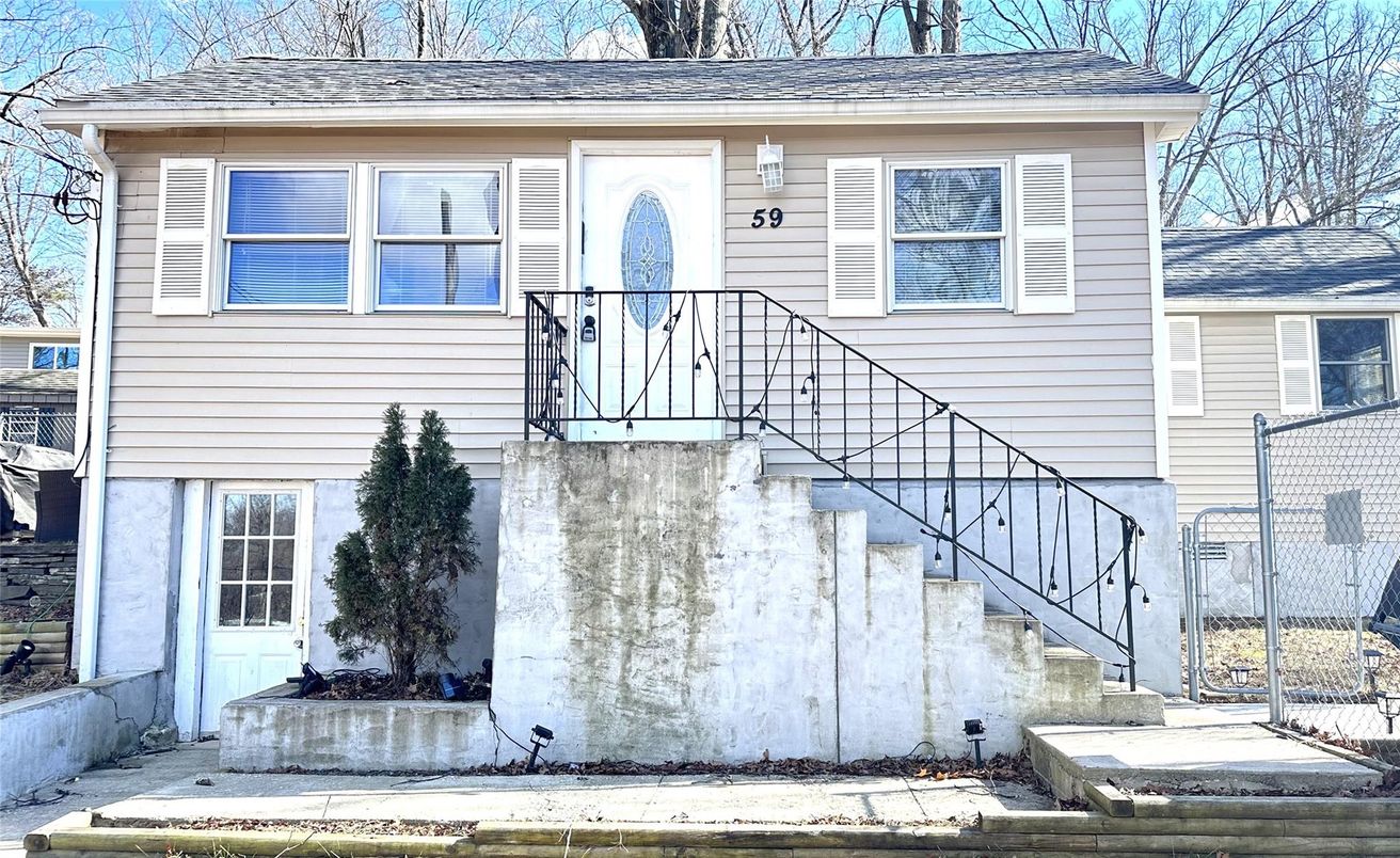 Exterior, Facade, Raised Ranch
