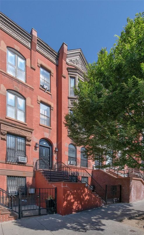 Exterior, Facade, Brick Facade, Rowhouse