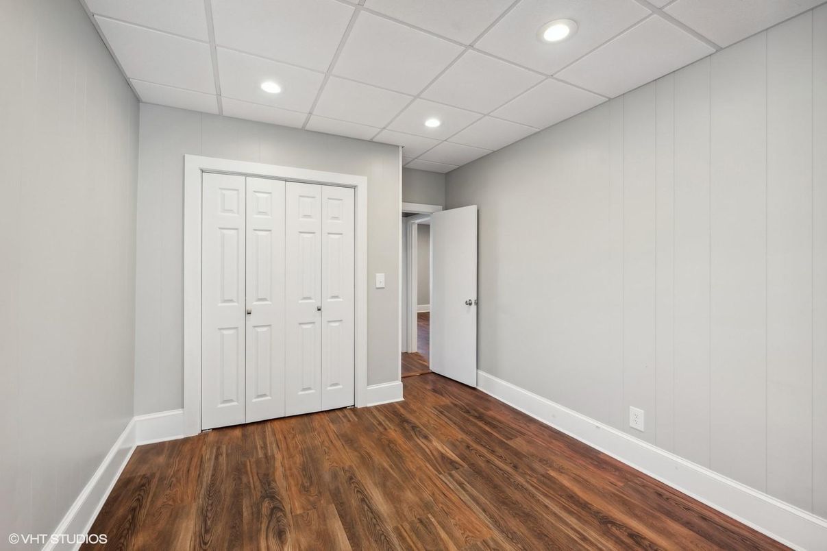 Empty room, Interior, Recessed Lighting, Wood Texture Flooring