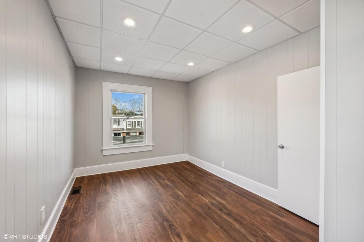 Empty room, Interior, Recessed Lighting, Wood Texture Flooring