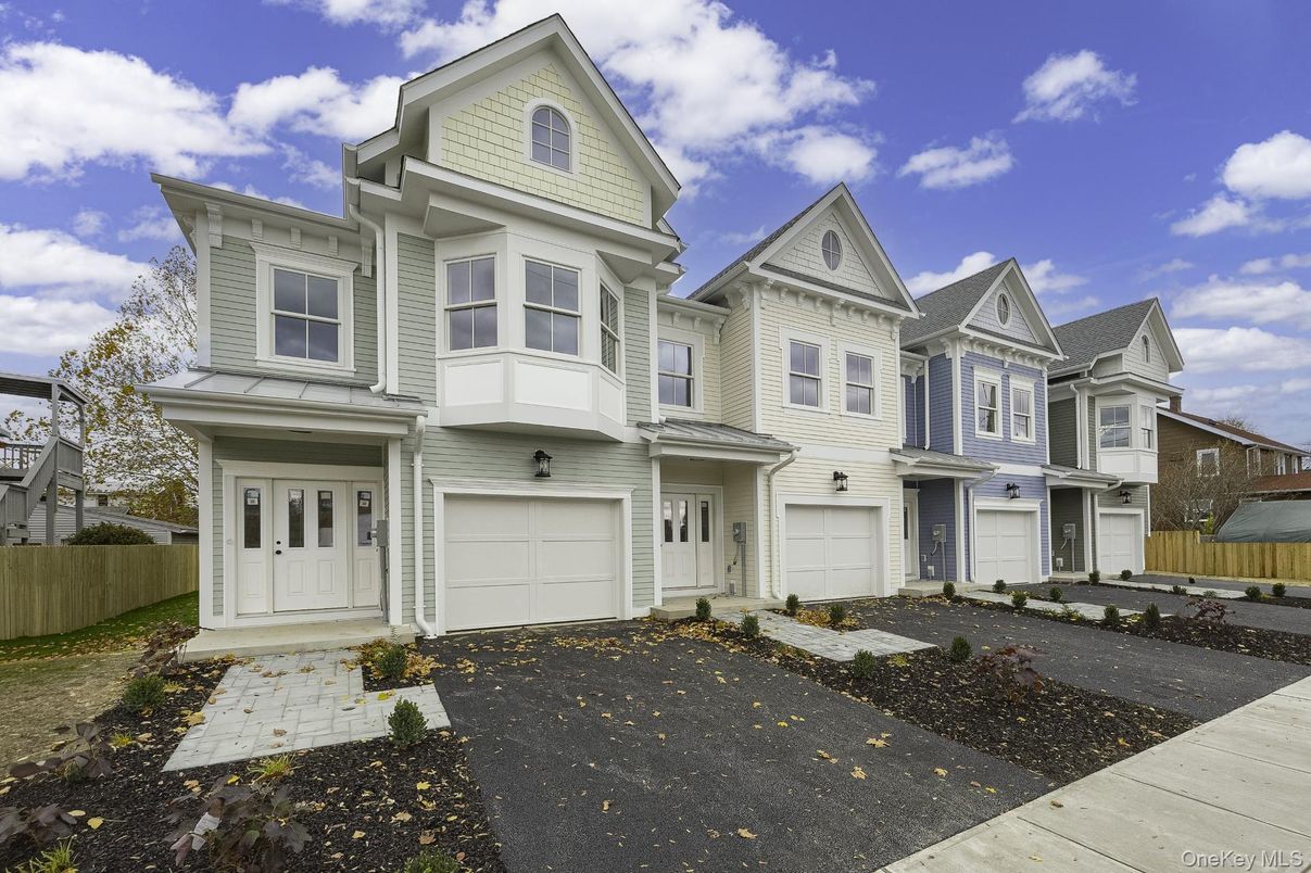Attached, Exterior, Facade, Queen Anne Victorian