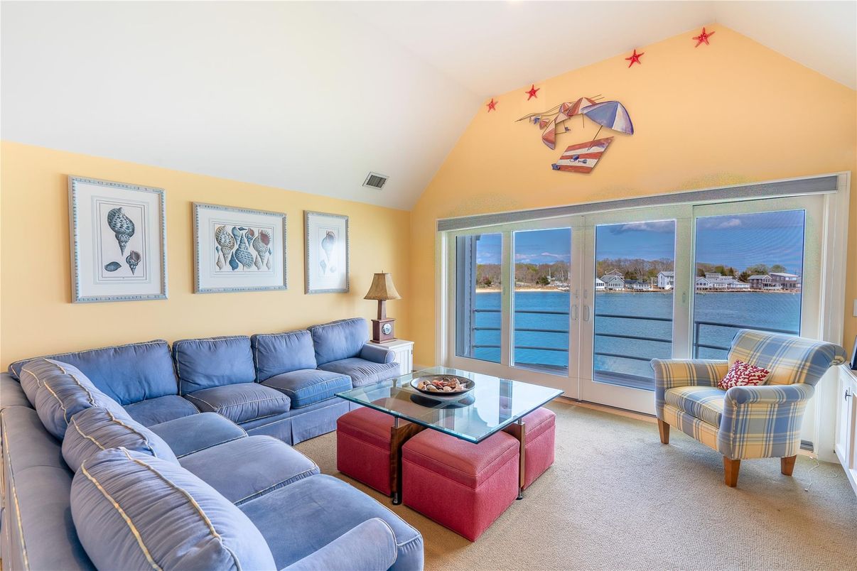 Interior, Living room, Water