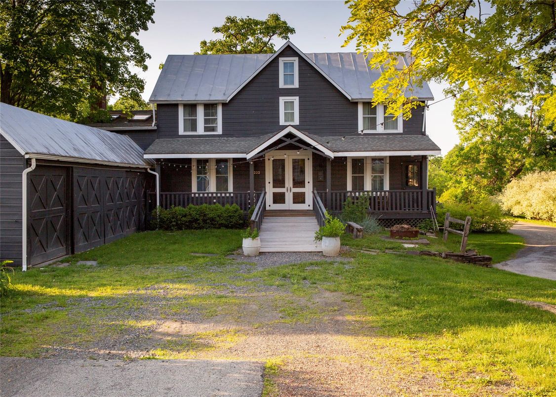 Attached, Exterior, Facade, Queen Anne Victorian
