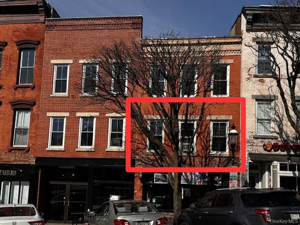 Exterior, Facade, Brick Facade, Rowhouse