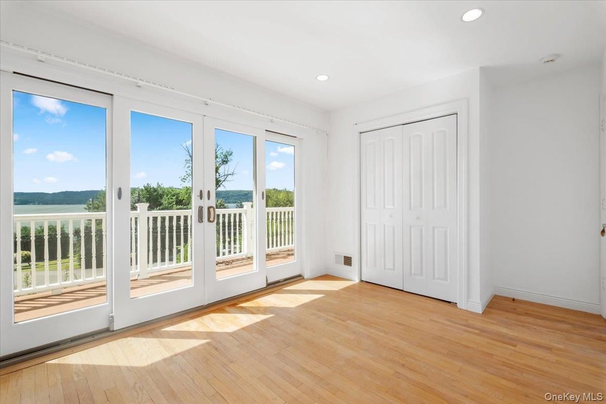 Empty room, Interior, Recessed Lighting, Water, Wood Texture Flooring