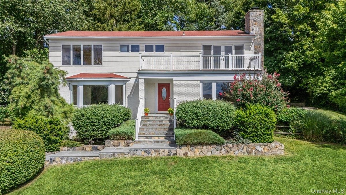 Exterior, Facade, Split Level