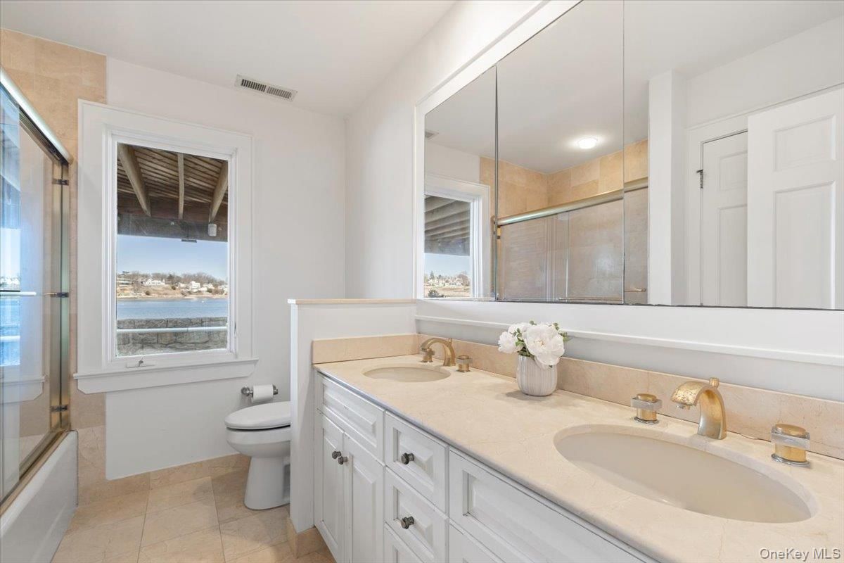 Bathroom, Dual Sink Vanities, Interior, Recessed Lighting, Water