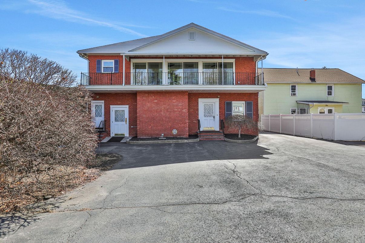 Exterior, Facade, Brick Facade, Split Level