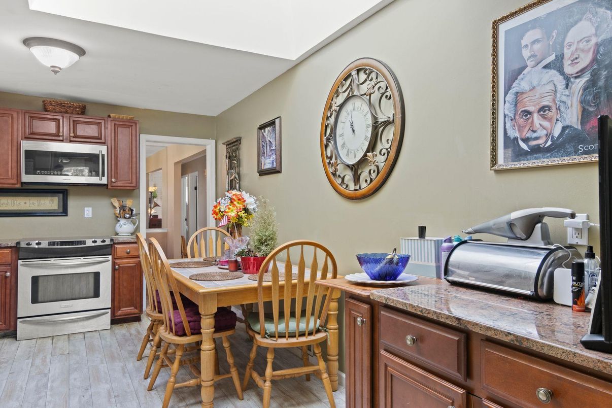 Dining room, Interior, Kitchen, Stainless Steel Appliances, Wood Texture Flooring