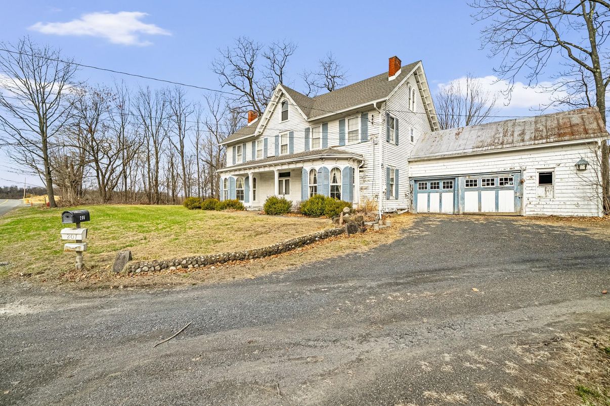 Attached, Exterior, Facade, Queen Anne Victorian