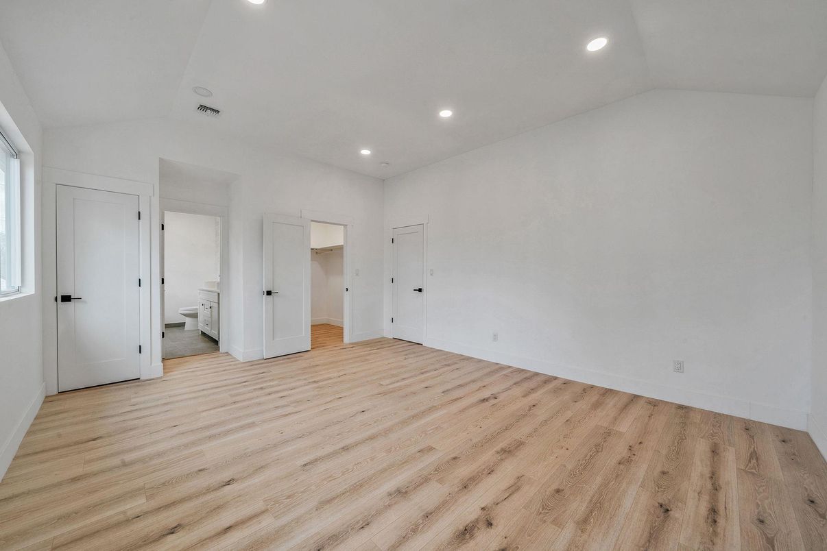 Empty room, Interior, Recessed Lighting, Wood Texture Flooring