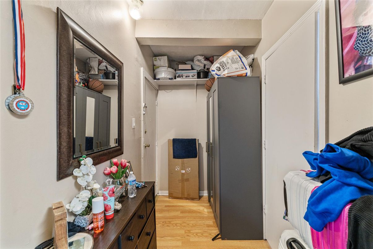 Interior, Washer, Wood Texture Flooring