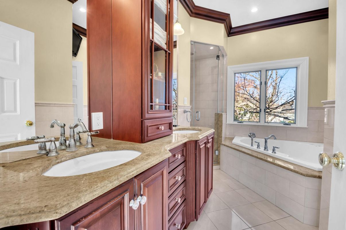 Bathroom, Dual Sink Vanities, Interior, Recessed Lighting