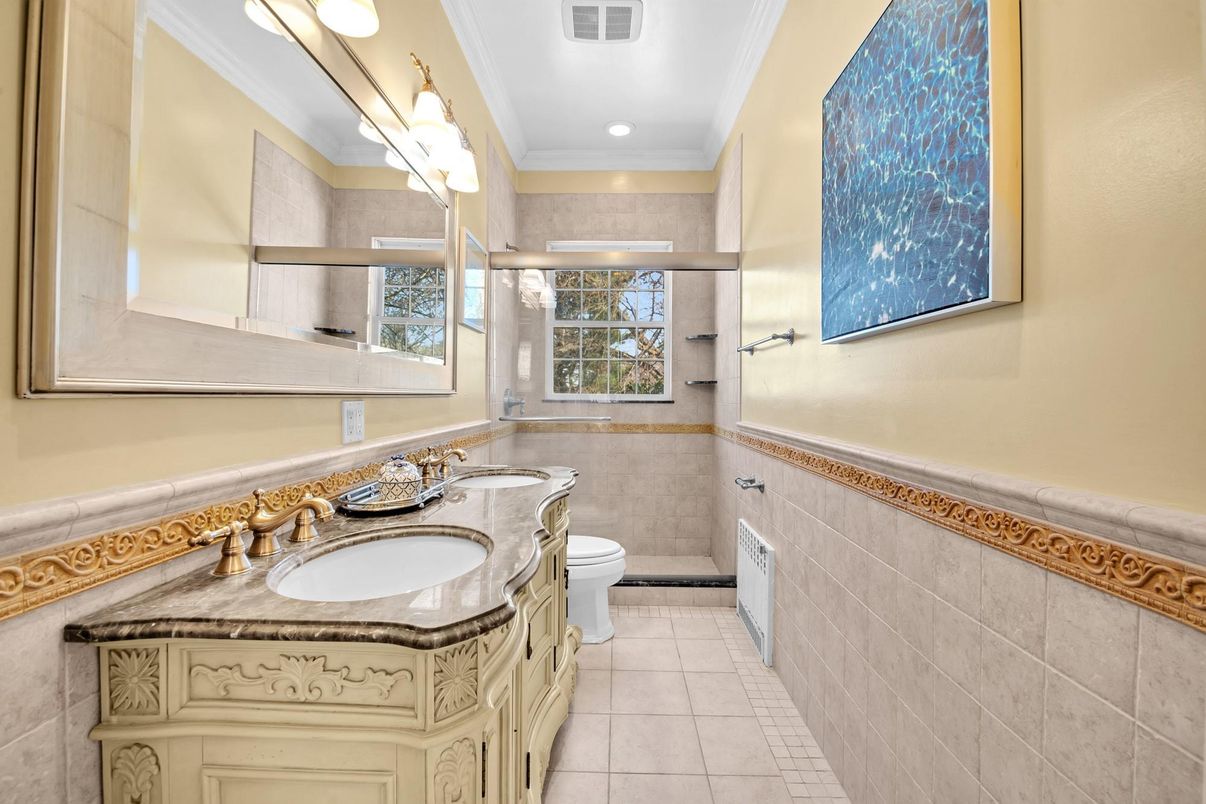 Bathroom, Dual Sink Vanities, Interior, Recessed Lighting
