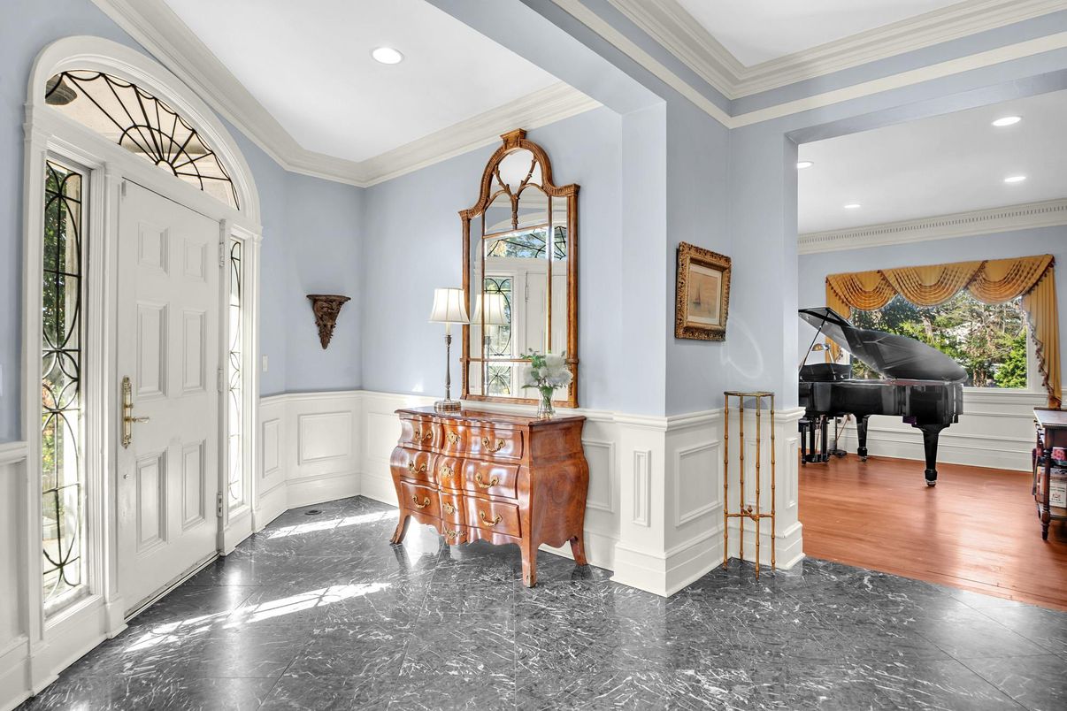 Interior, Piano, Recessed Lighting, Wood Texture Flooring