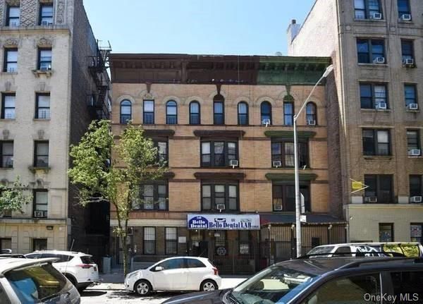 Exterior, Facade, Rowhouse