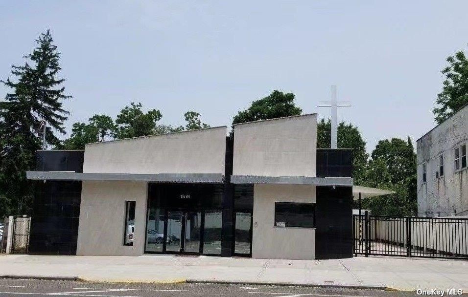 Exterior, Facade, Modern