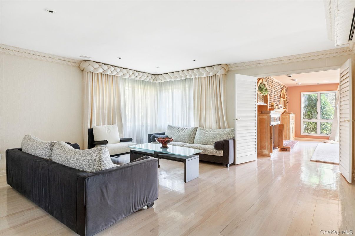 Interior, Living room, Pendant Lights, Recessed Lighting, Wood Texture Flooring