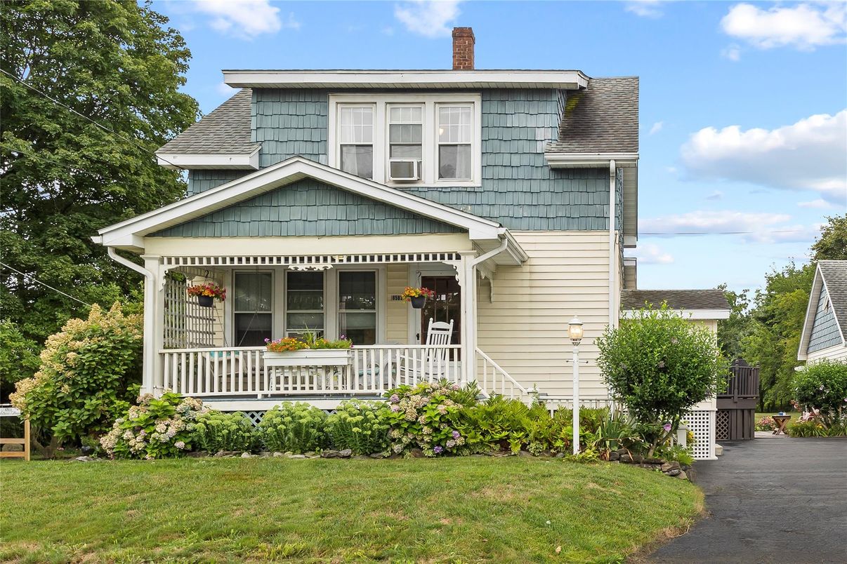 Exterior, Facade, American Foursquare