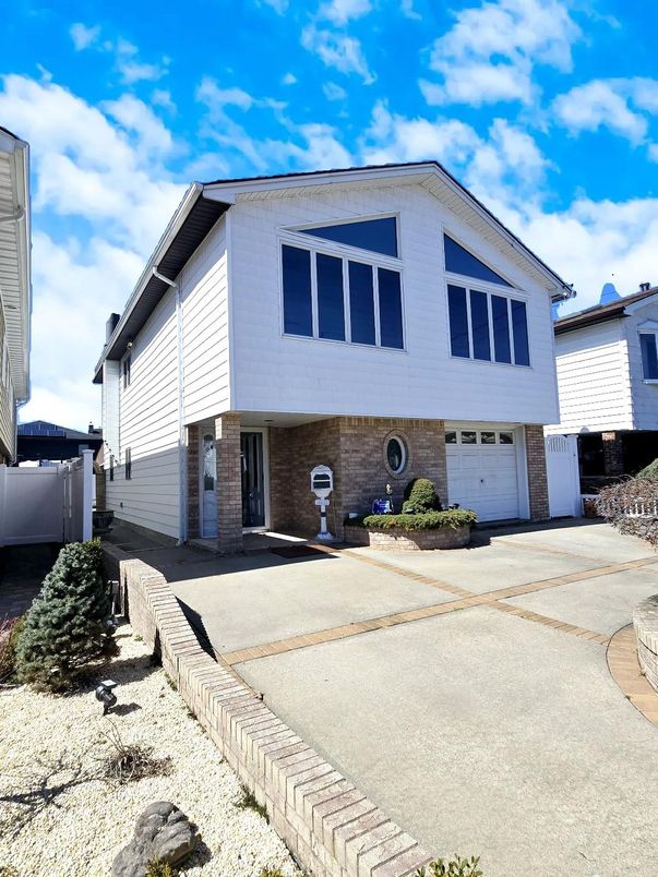 Attached, Exterior, Facade, Raised Ranch