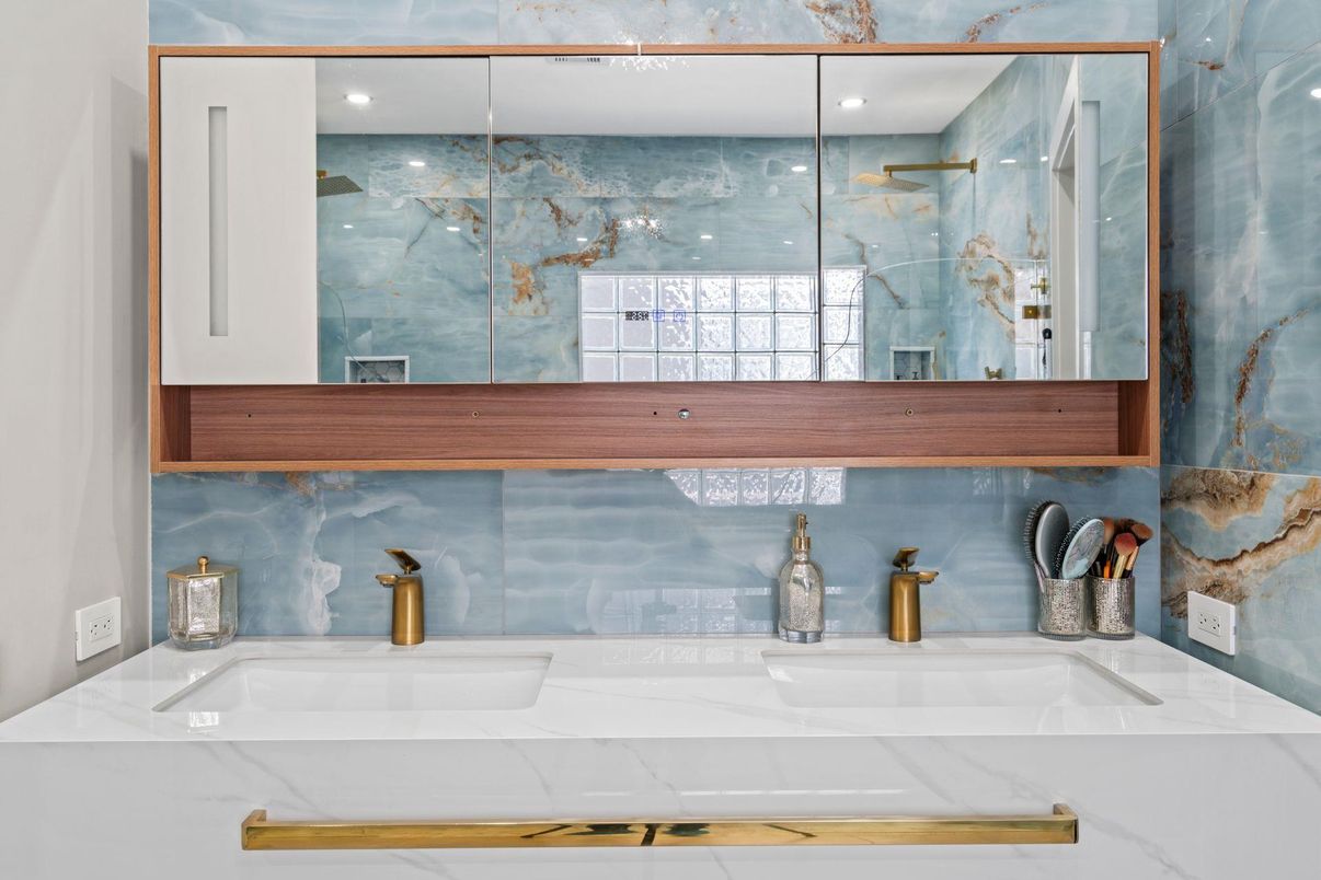 Bathroom, Dual Sink Vanities, Interior, Recessed Lighting