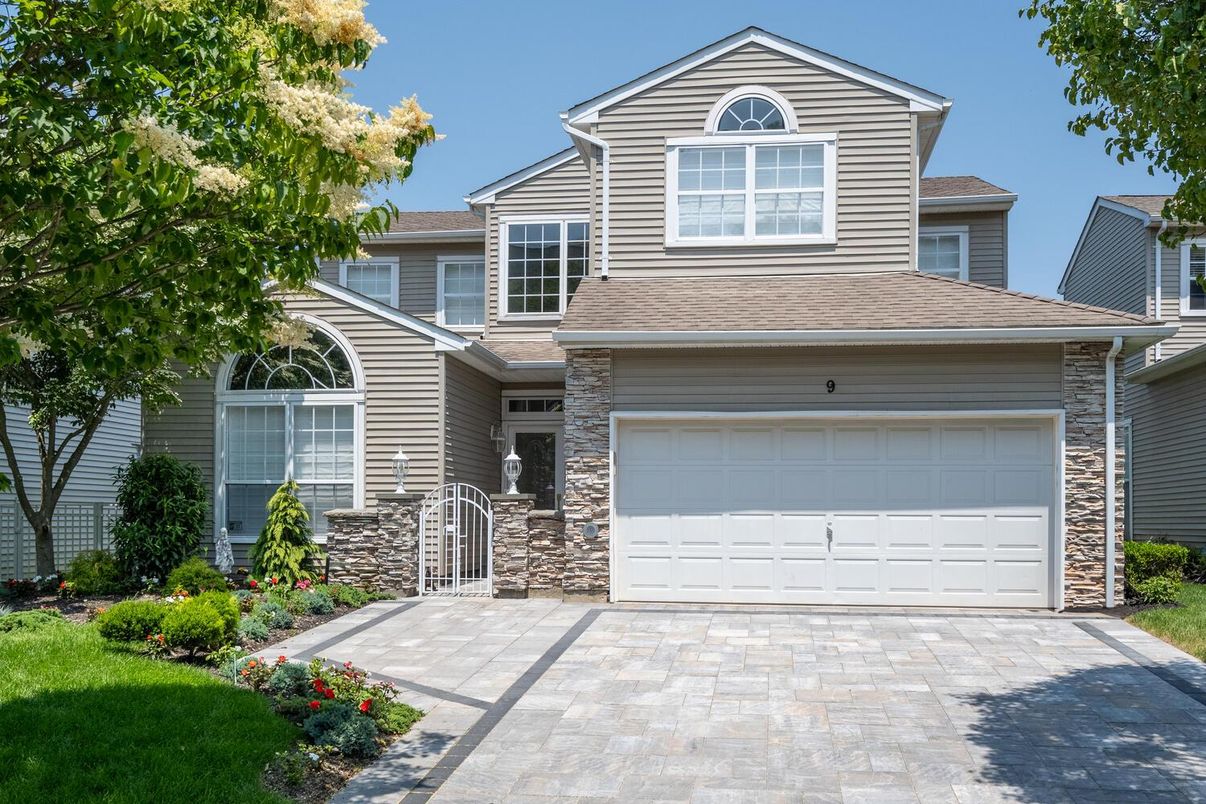 Attached, Exterior, Facade, American Craftsman