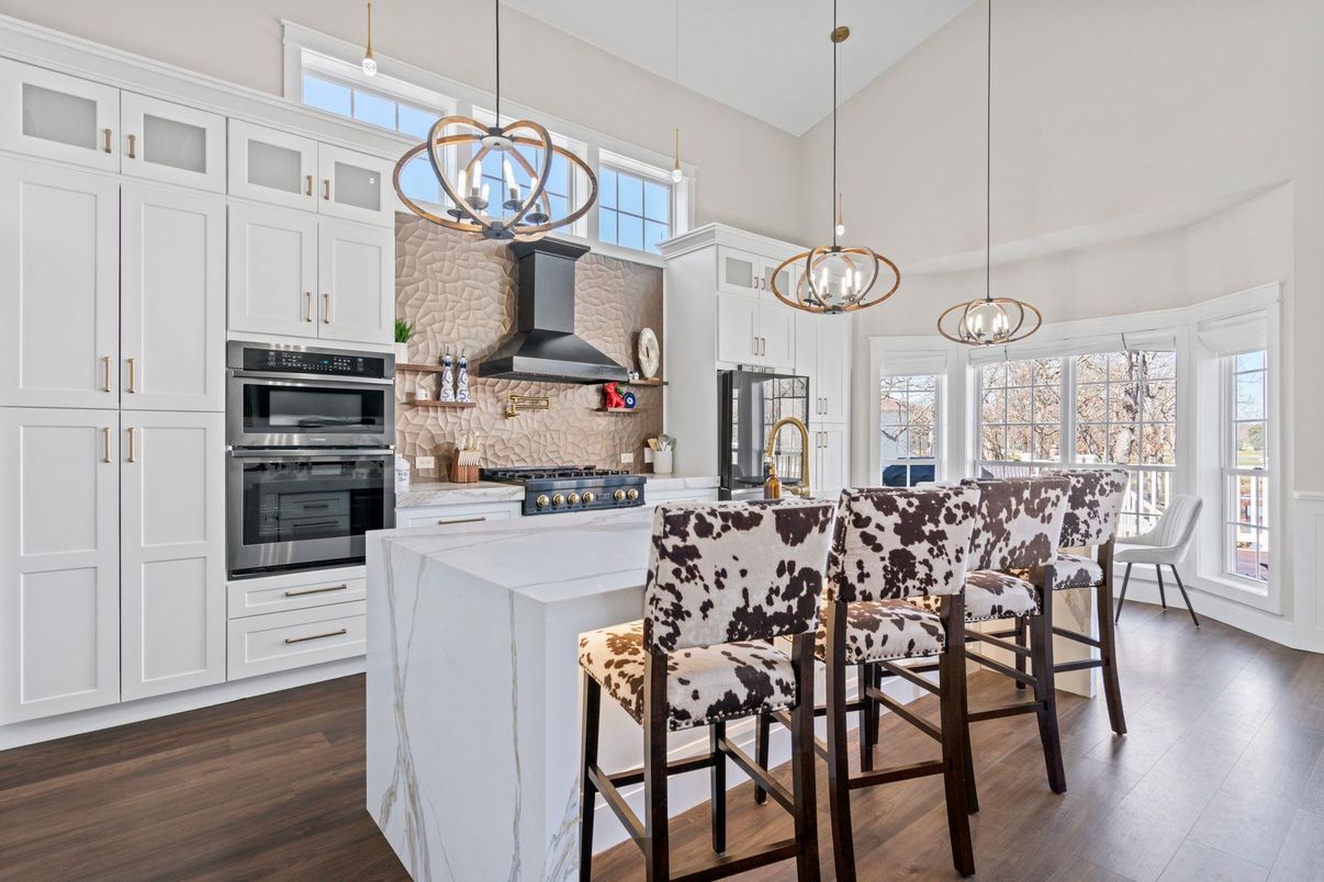 Dining room, Interior, Kitchen, Pendant Lights, Stainless Steel Appliances, Wood Texture Flooring
