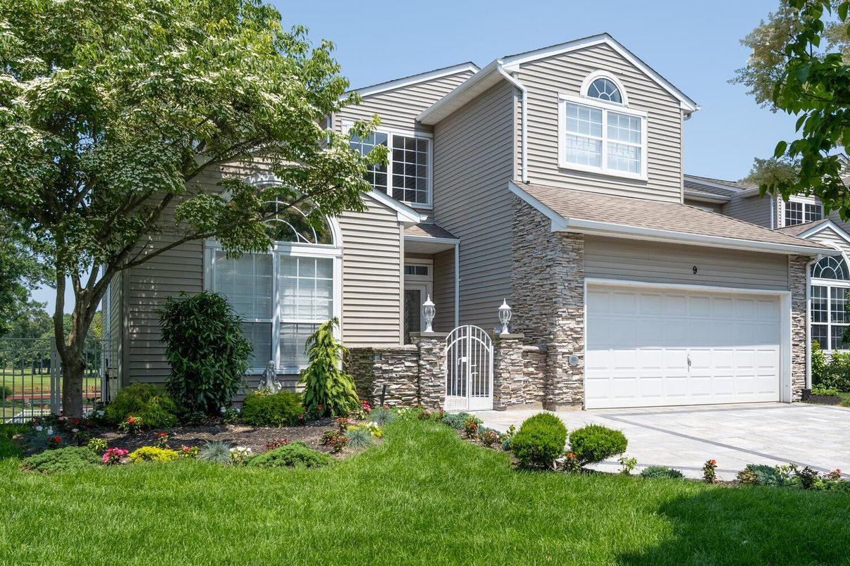 Attached, Exterior, Facade, American Craftsman