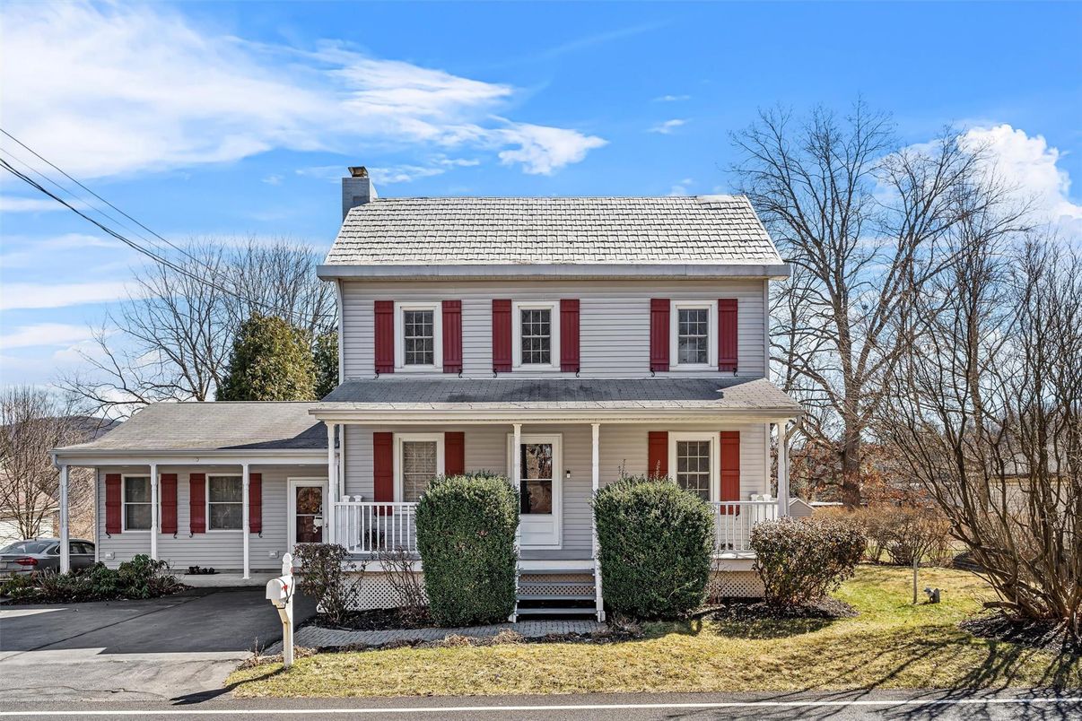 Exterior, Facade, American Foursquare