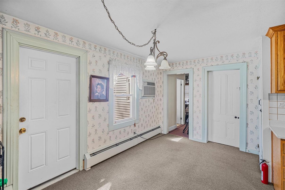 Chandelier, Empty room, Interior, Pendant Lights