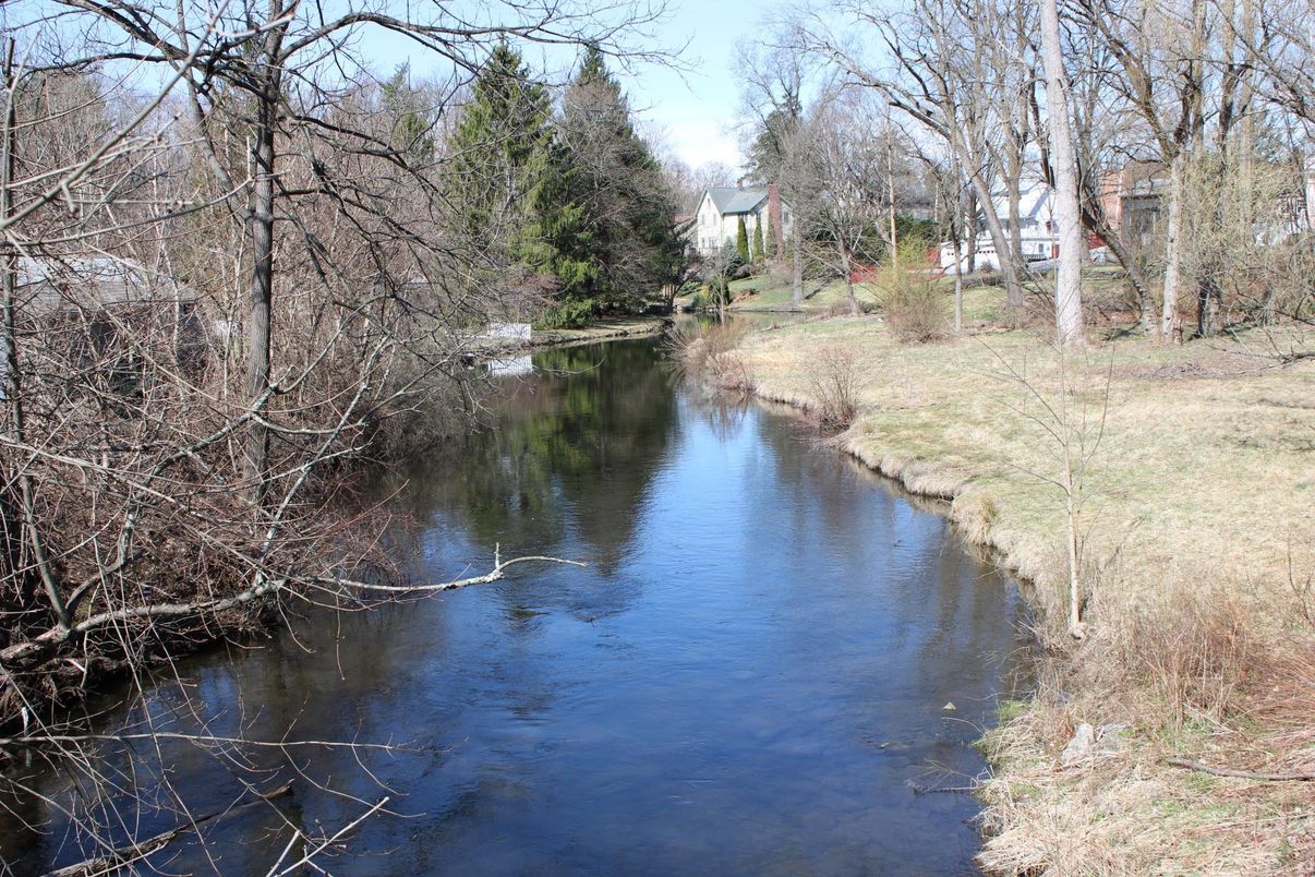 Exterior, Lake
