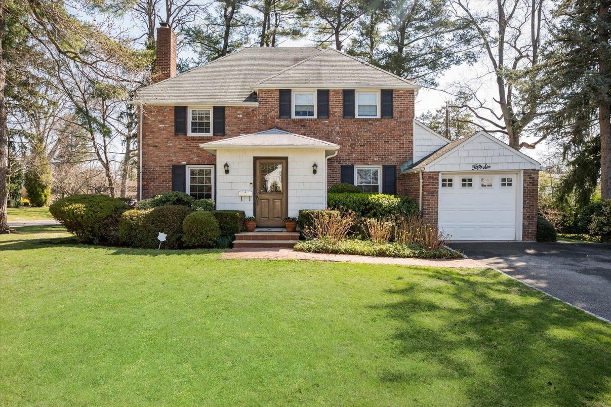 Attached, Exterior, Facade, Brick Facade, Georgian