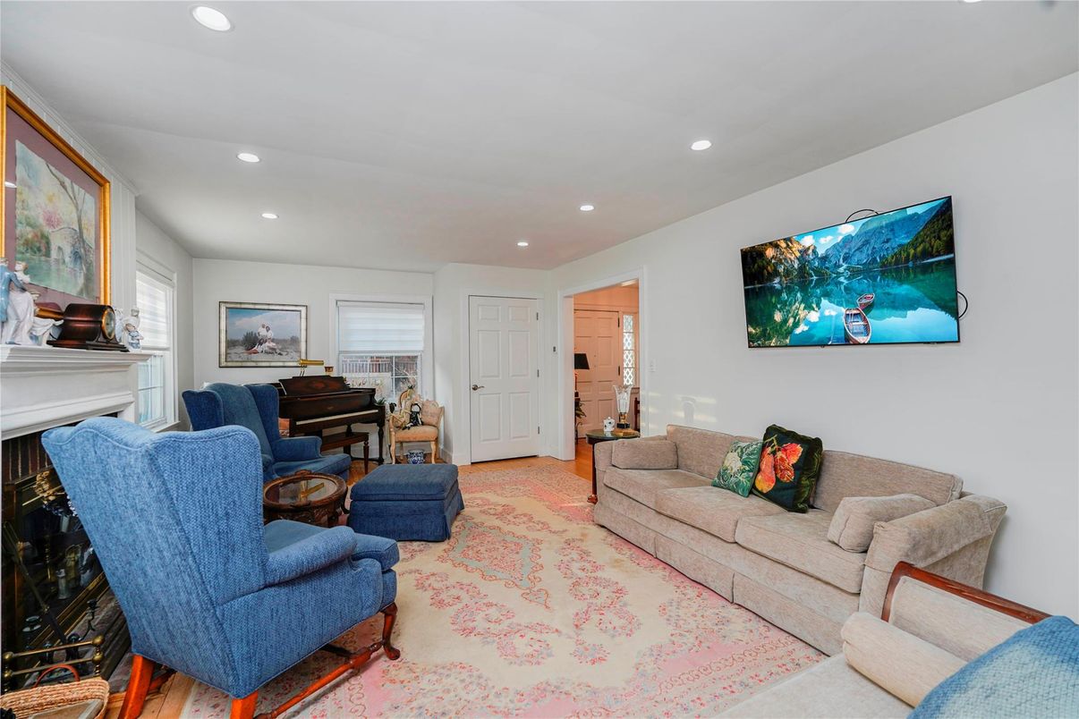 Fireplace, Interior, Living room, Piano, Recessed Lighting