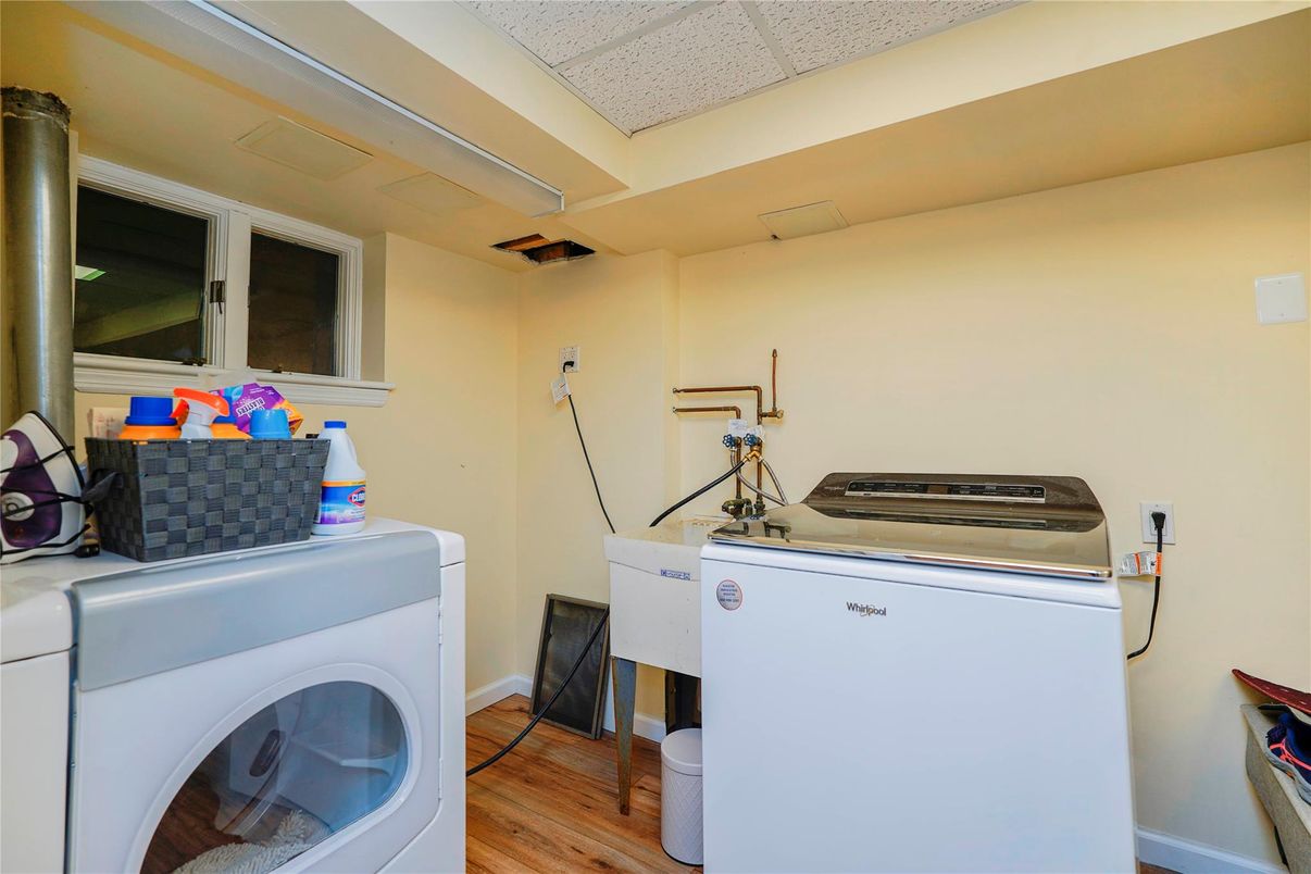 Interior, Washer, Wood Texture Flooring
