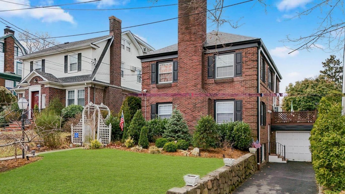 Exterior, Facade, Brick Facade, Rowhouse