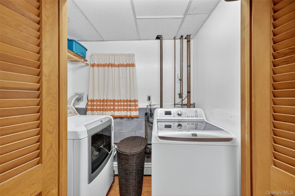 Interior, Washer, Wood Texture Flooring