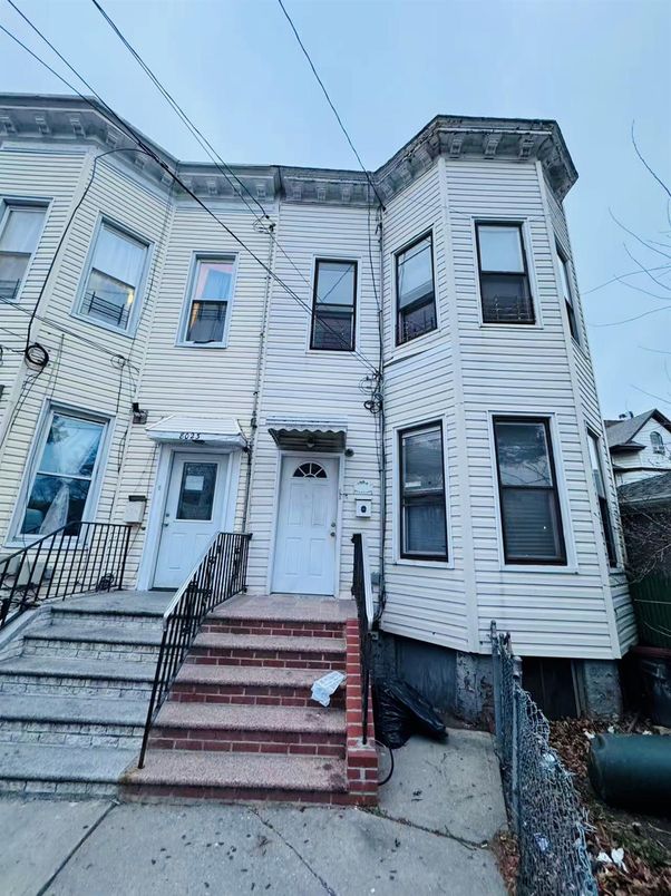 Exterior, Facade, Rowhouse