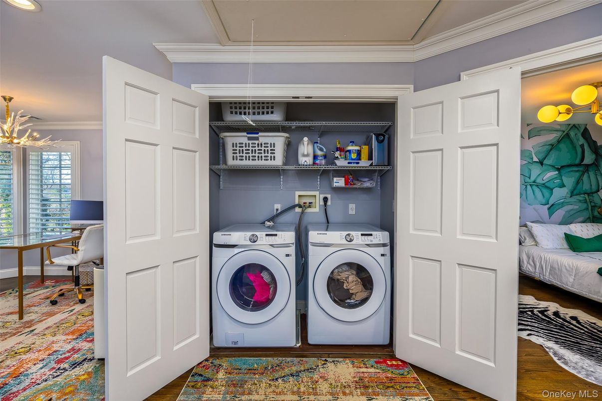 Interior, Washer, Wood Texture Flooring