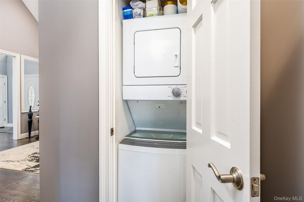 Interior, Utility Closets, Washer, Wood Texture Flooring
