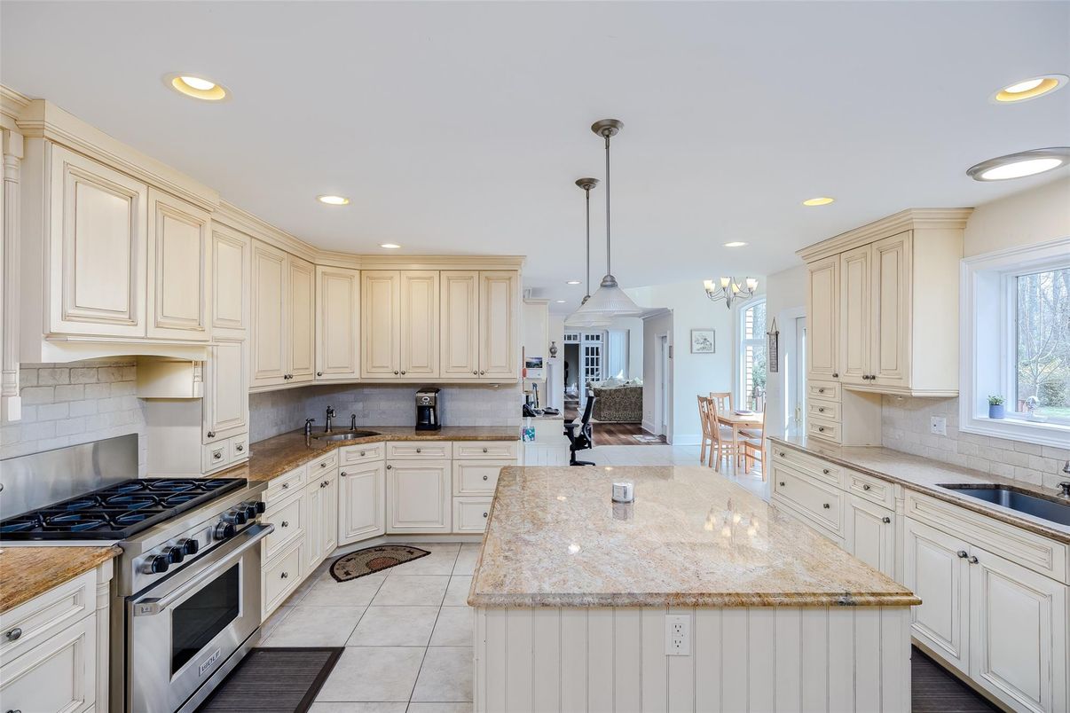 Dining room, Interior, Kitchen, Pendant Lights, Recessed Lighting, Stainless Steel Appliances