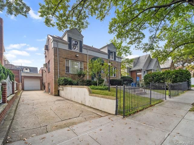 Exterior, Facade, Brick Facade, Rowhouse