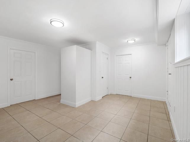 Empty room, Interior
