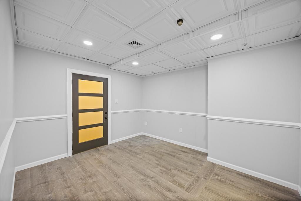Empty room, Interior, Recessed Lighting, Wood Texture Flooring