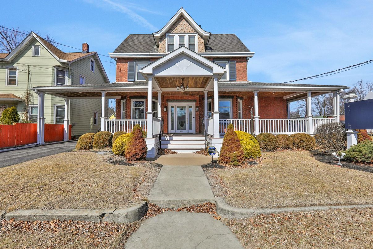 Exterior, Facade, Queen Anne Victorian