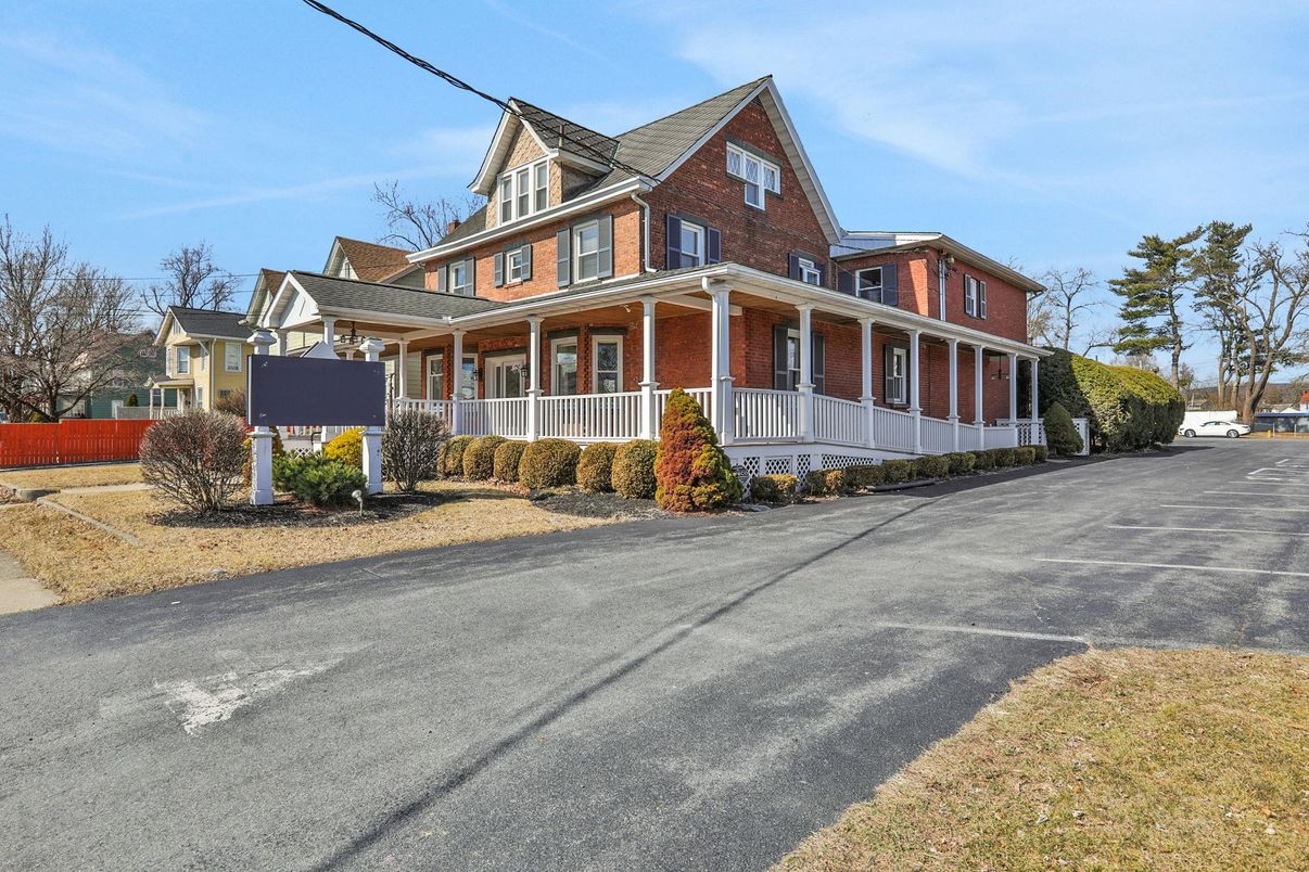 Exterior, Facade, Queen Anne Victorian