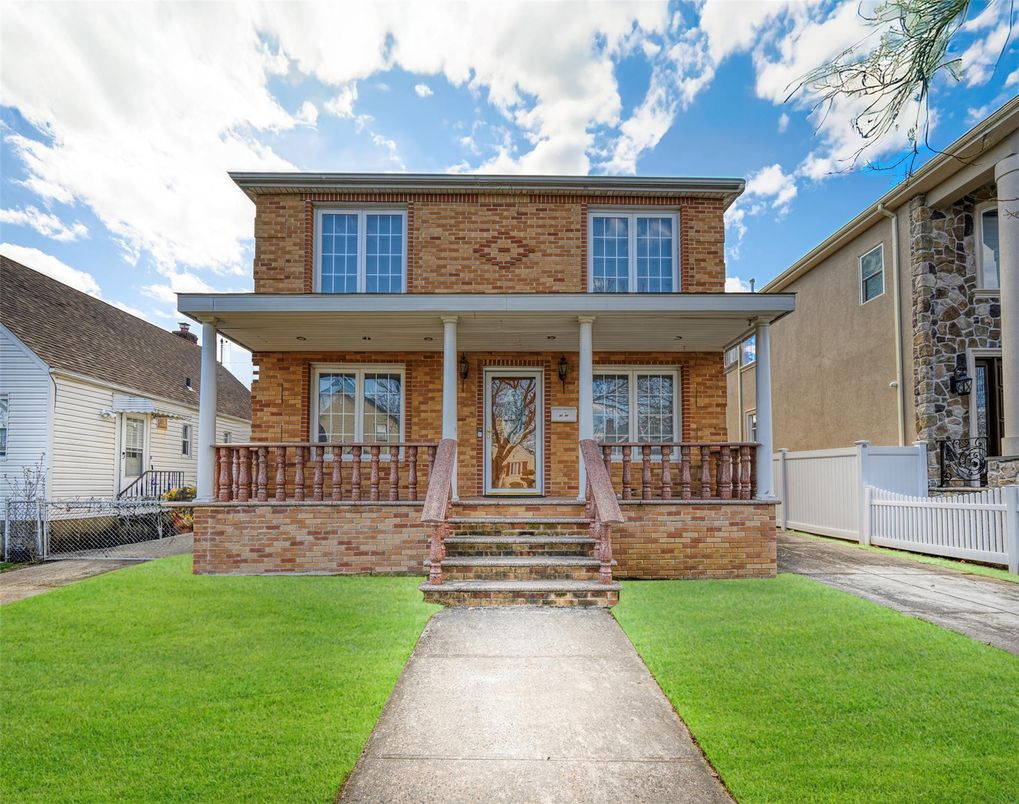 Exterior, Facade, Brick Facade, American Foursquare