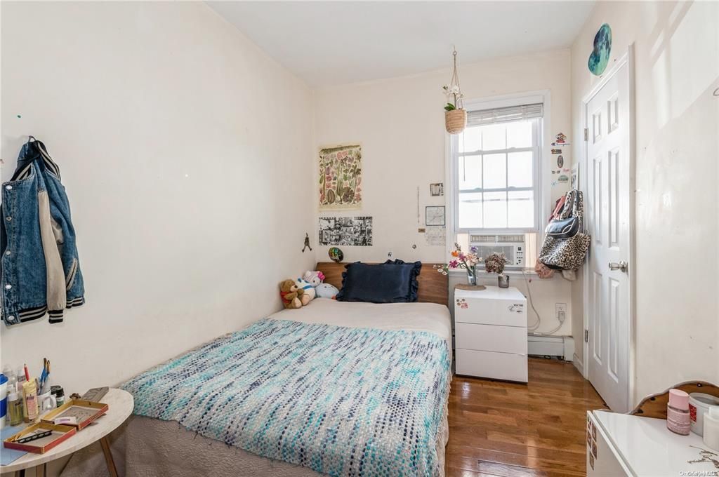 Bedroom, Interior, Pendant Lights, Washer, Wood Texture Flooring