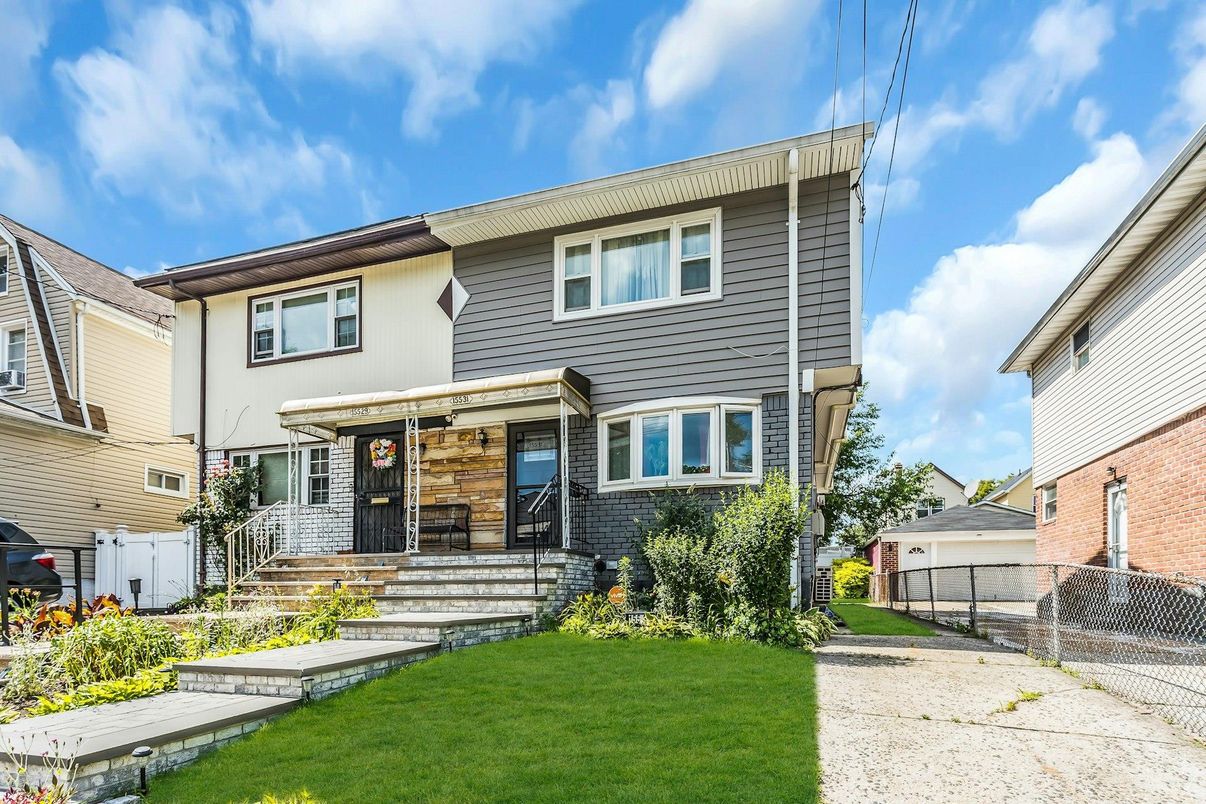 Exterior, Facade, American Foursquare
