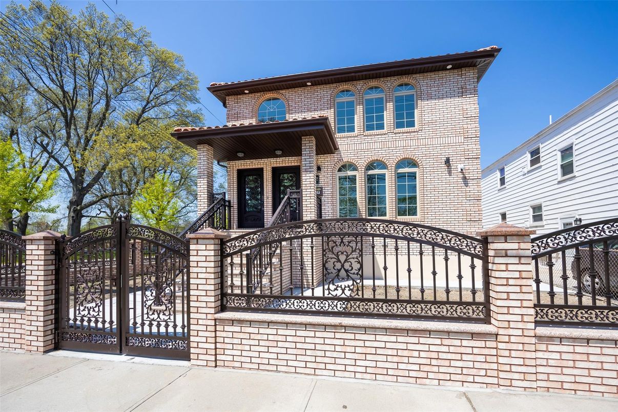 Exterior, Facade, Brick Facade, Rowhouse