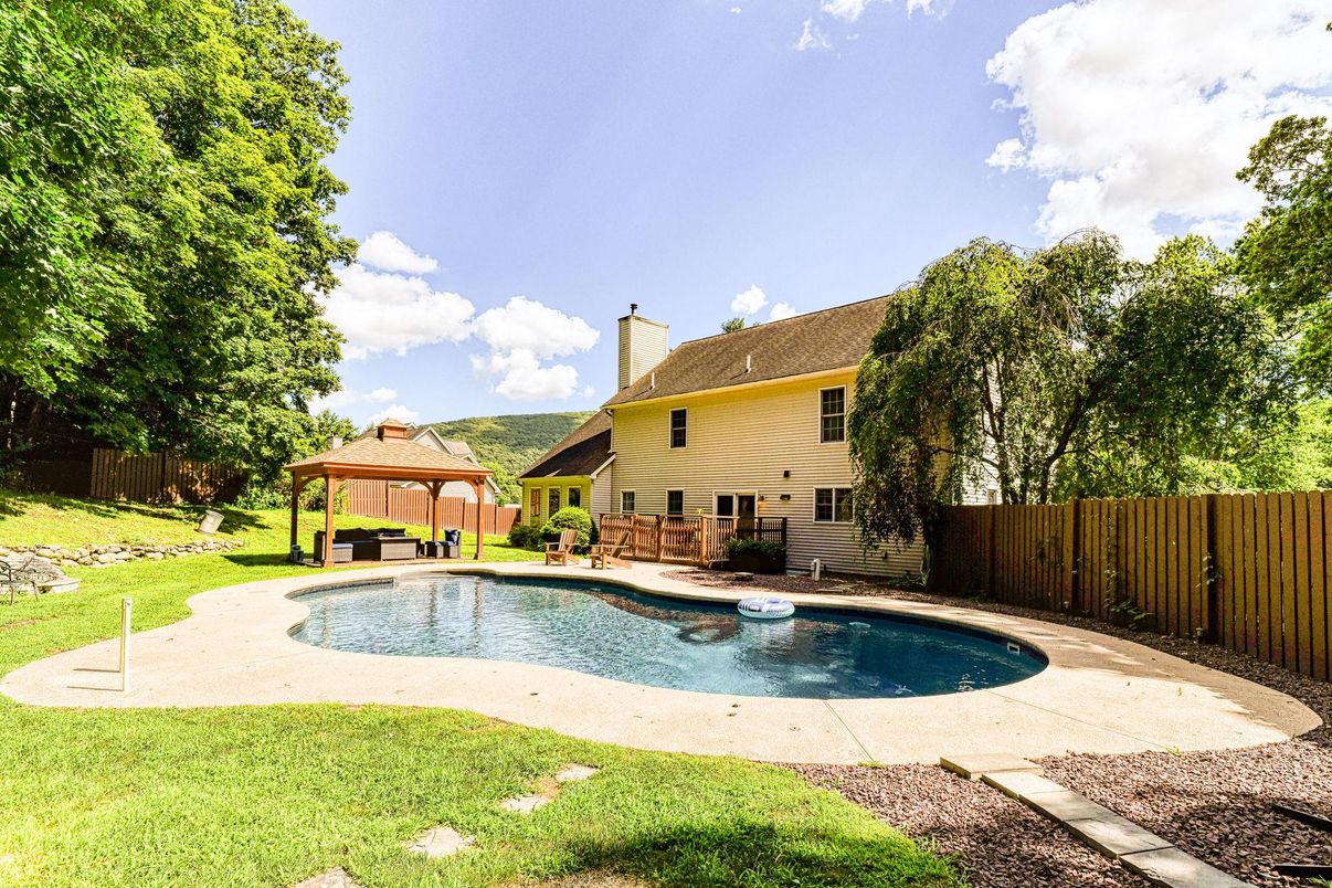 Exterior, Pool